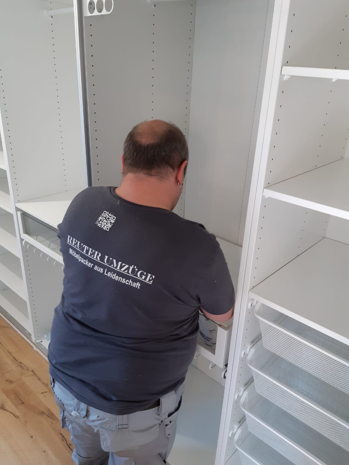 Montageservice von Reuter Umzüge. Die Mitarbeiter bauen auch dein PAX Regal von Ikea auf.