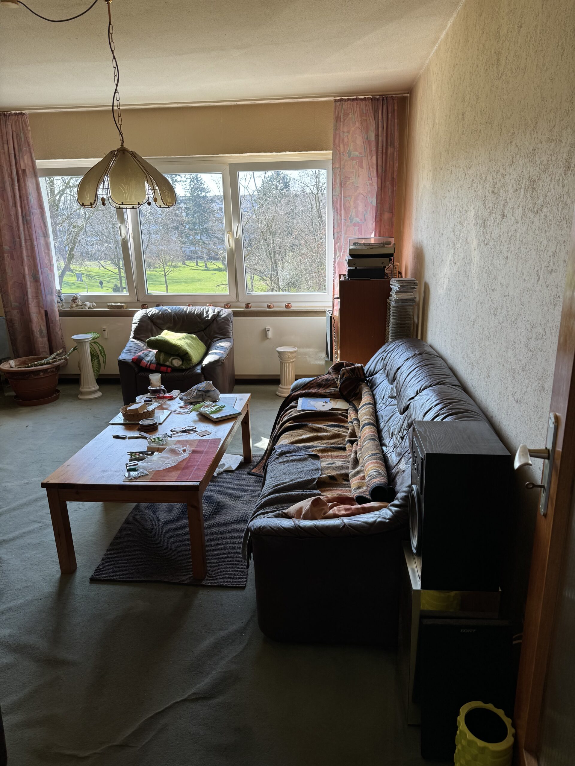 Ein Wohnzimmer vor der Wohnungsauflösung in Köln durch Reuter Umzüge. 